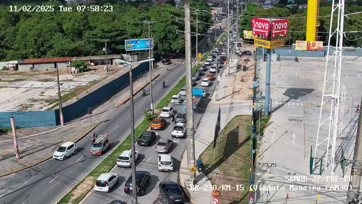 Interdição de trecho da Avenida Tancredo Neves para obras da Cagepa deixa trânsito lento em João Pessoa