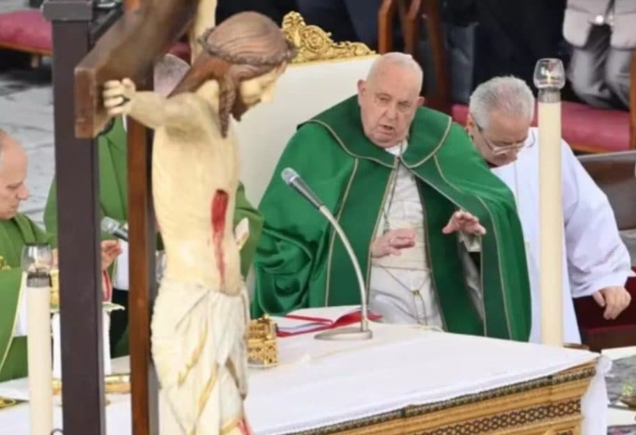 Com 'dificuldades respiratórias', Papa Francisco pede para assessor ler discurso