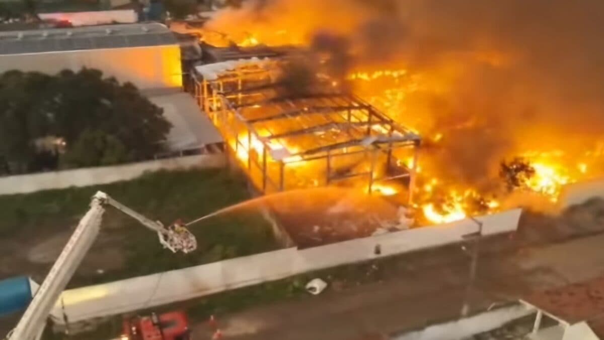 VÍDEO: incêndio destrói fábrica em Santa Rita