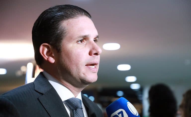 Paraibano Hugo Motta defende derrubada de alta do IOF e diz que não traiu Planalto