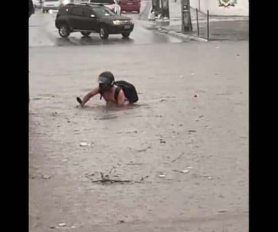 VÍDEO: motociclista fica preso em alagamento no Valentina, em João Pessoa, e tenta salvar veículo submerso