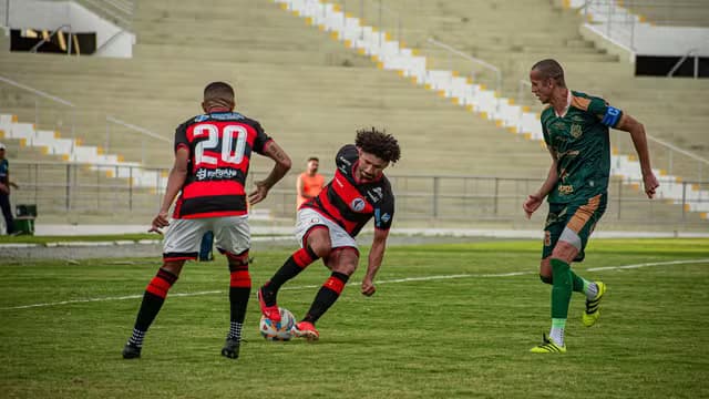 Diante de sua torcida, Campinense vence Nacional de Patos e sobe para vice-liderança