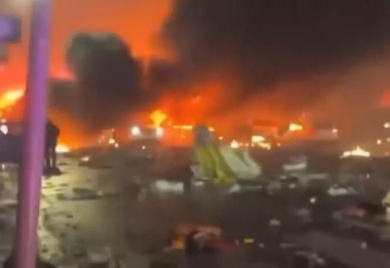 Avião cai perto de shopping e explode na Filadélfia, nos Estados Unidos