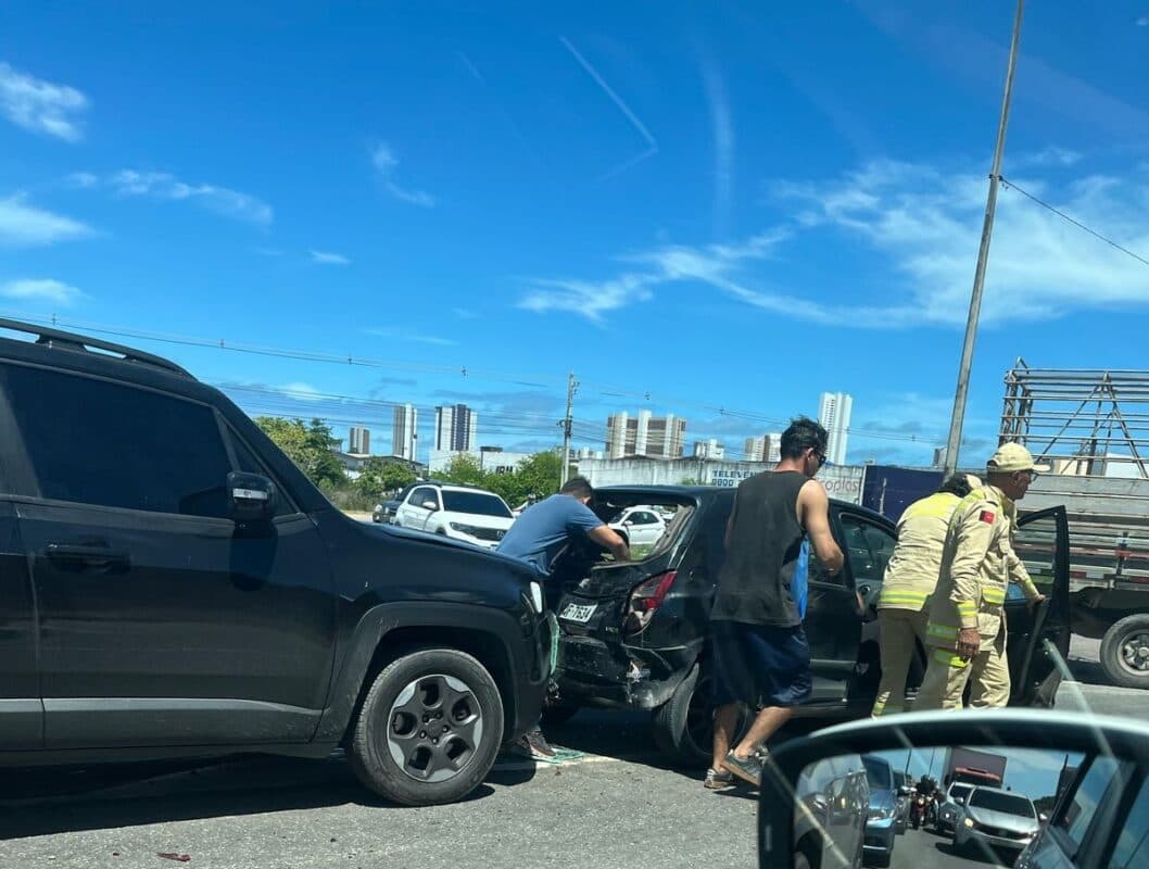 Engavetamento envolve quatro veículos na BR-230 nesta quarta-feira