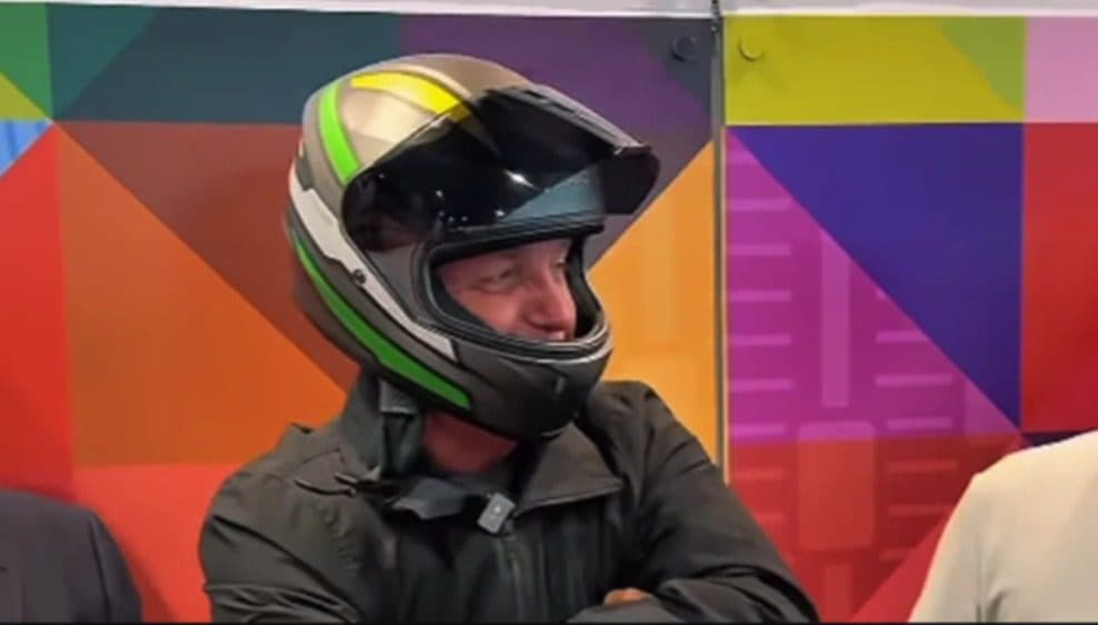 Bolsonaro arrecada R$ 36 mil em leilão de capacete de motociatas com seu autográfo