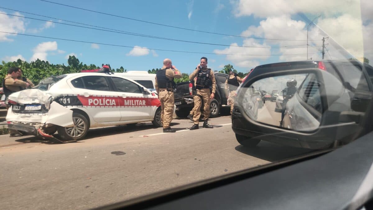 Viatura da Polícia Militar fica destruída em engavetamento na BR-101, em Bayeux