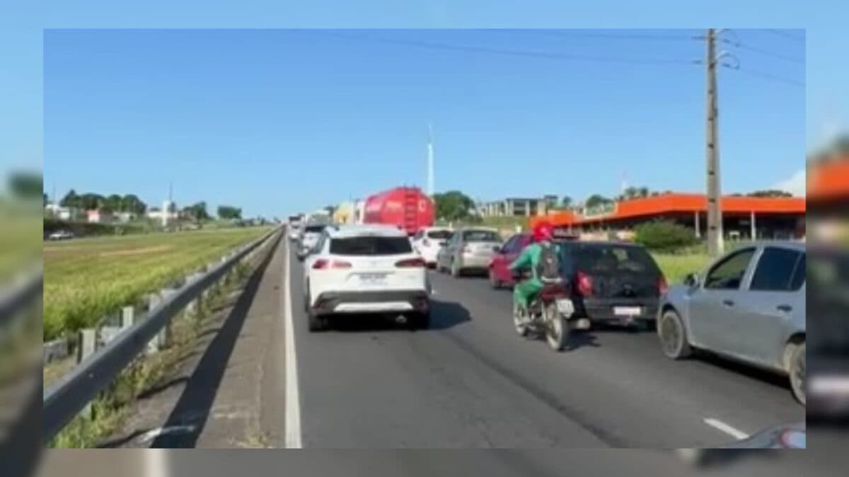 'Carreta do transformador' atrai curiosos e para trânsito na BR-230, em Santa Rita