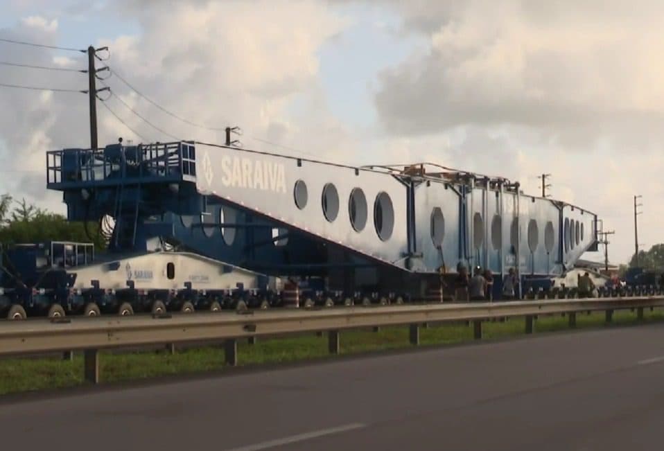 'Carreta do transformador' segue viagem na BR-230 e chama atenção da população na Paraíba