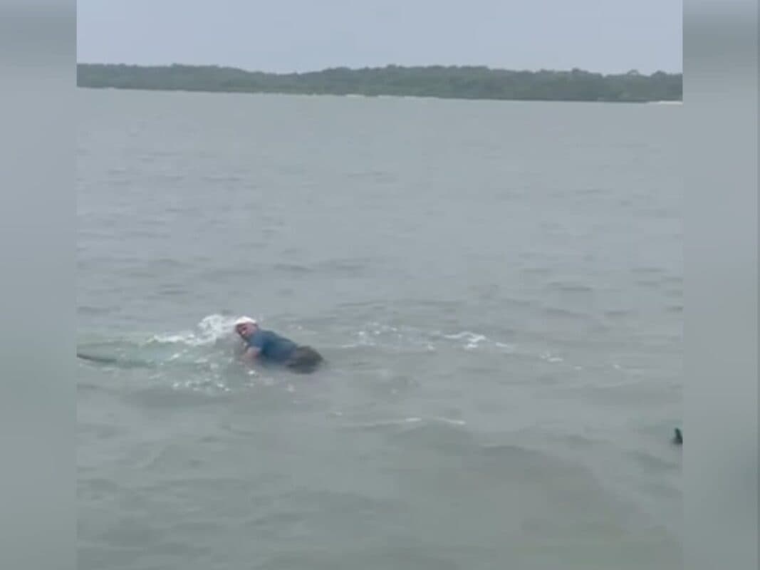 Barco naufraga com quatro pessoas no mar de Cabedelo; duas vítimas morreram