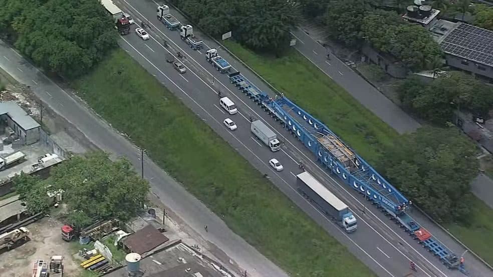 Transporte de transformador de 250 toneladas interdita BR-101 entre PE e PB, deixa trânsito lento e atrai curiosos