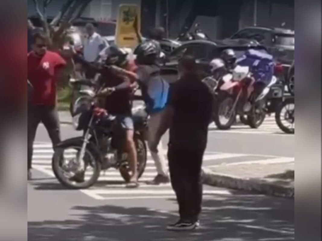 VÍDEO: assaltante dispara tiro em rua movimentada após roubo perto da orla de João Pessoa