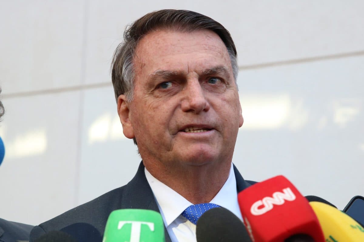 Bolsonaro chega a hospital para exames após crises de soluços e refluxo
