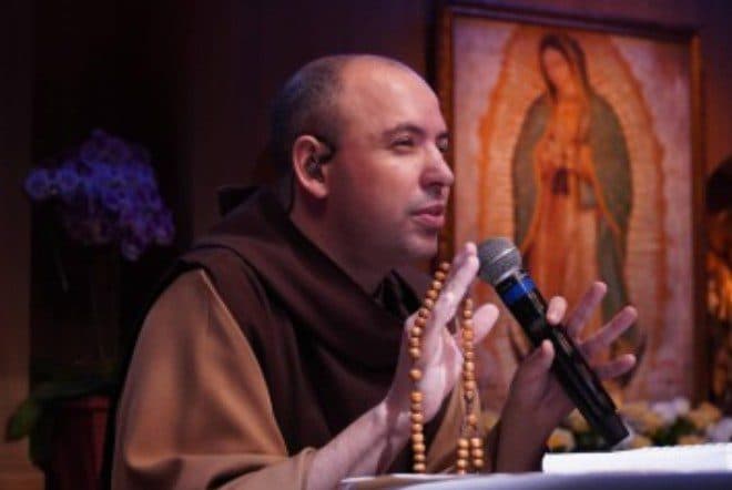 'Pai, Filho e Espírito Santo': após sucesso em lives católicas com milhões de espectadores, Frei Gilson é visto marcando três gols em campo