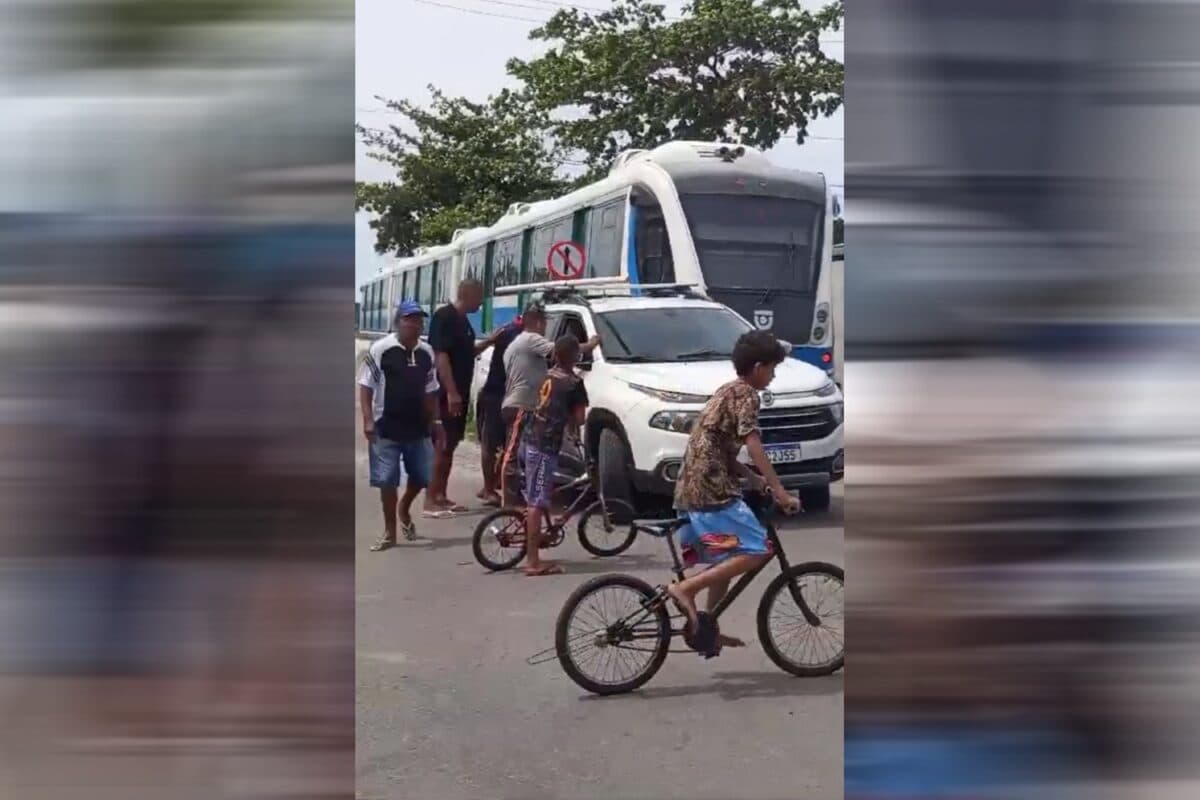 Veículo colide com trem próximo da estação de Cabedelo; confira imagens