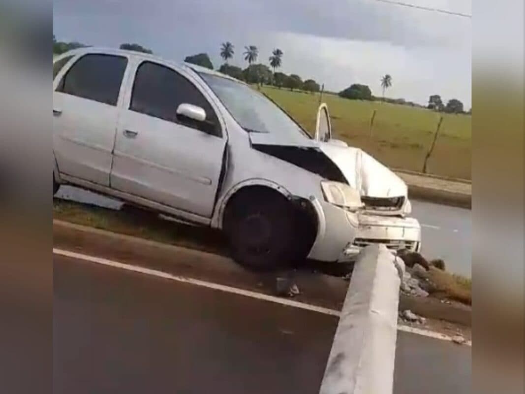 Carro derruba poste e motociclista cai na estrada da Praia do Sol após esbarrar na estrutura