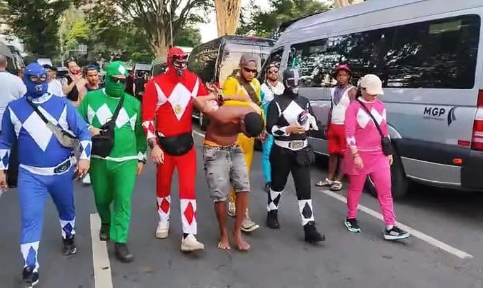 Policiais civis fantasiados de 'power rangers' prendem homem com celulares roubados em São Paulo