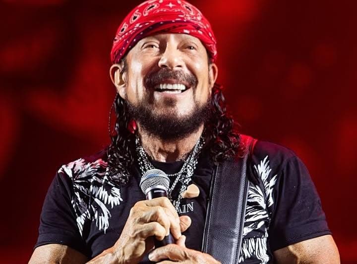 VÍDEO: Bell Marques paralisa trio para ajudar ambulantes que perderam isopor no Carnaval da Bahia