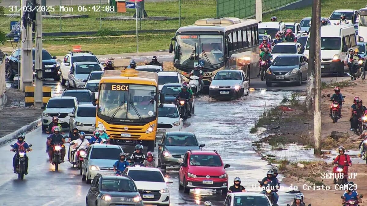 Acumulado de chuva alaga pista e trava trânsito na BR-230 em João Pessoa