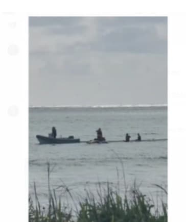 Canoa com 11 pessoas vira no mar do Bessa, em João Pessoa