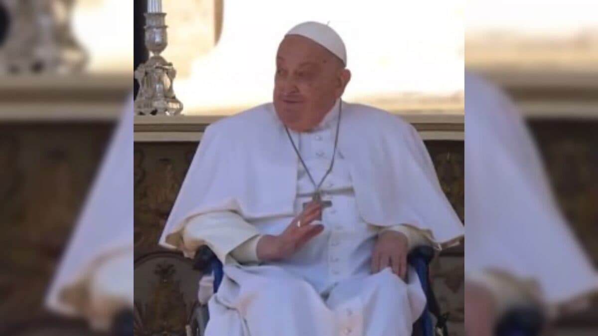 Papa Francisco faz primeira aparição após voltar ao Vaticano e fala a multidão