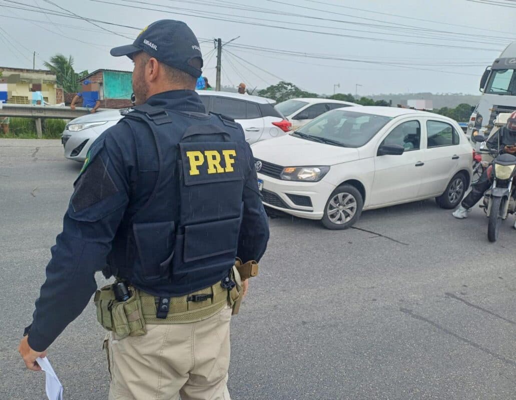 Protesto interdita trânsito na BR-101 entre Recife e João Pessoa