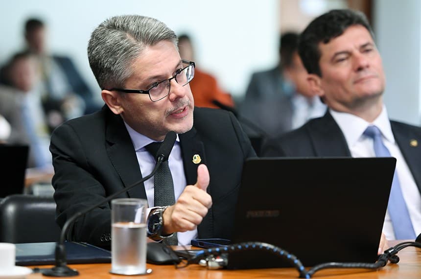Comissão do Senado aprova porte de arma para advogados