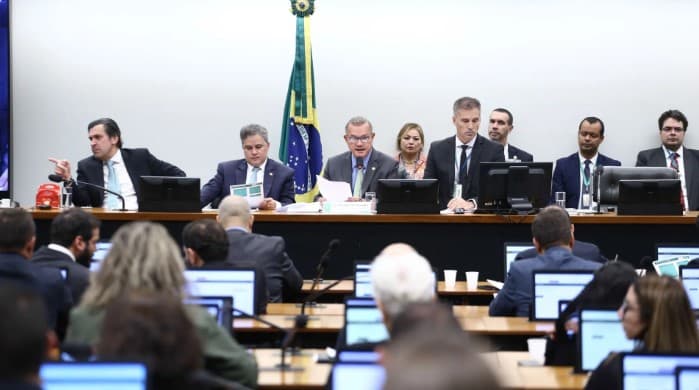 Efraim Filho assume presidência da Comissão de Orçamento