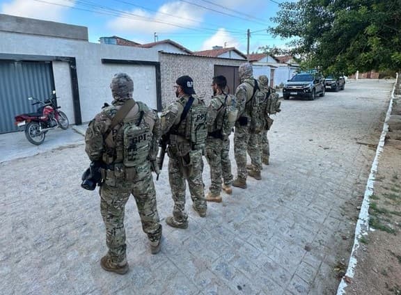 Polícia Federal cumpre mandado em Pocinhos contra acusado de preparar atos terroristas e de incitação ao ódio