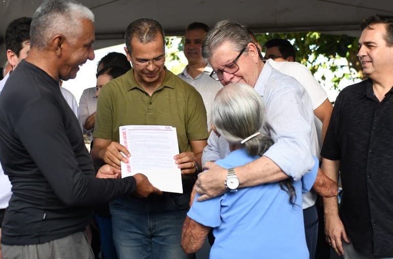 João Azevêdo entrega escrituras de Comunidade de Pescadores da Praia da Penha e destaca conquista histórica das famílias