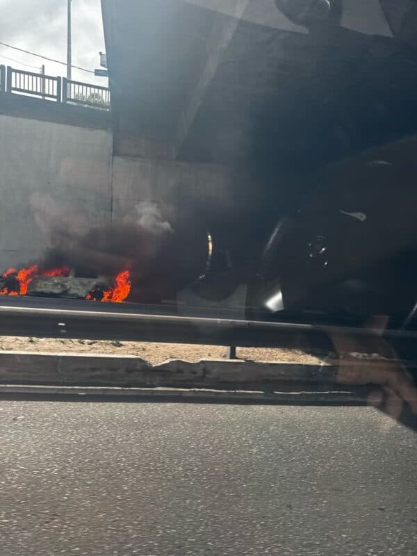 Veículo incendiado bloqueia trecho da BR-230 em João Pessoa