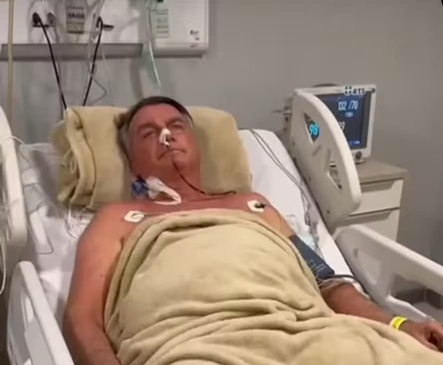 Bolsonaro é operado em Brasília para desobstruir aderências no intestino, diz boletim médico