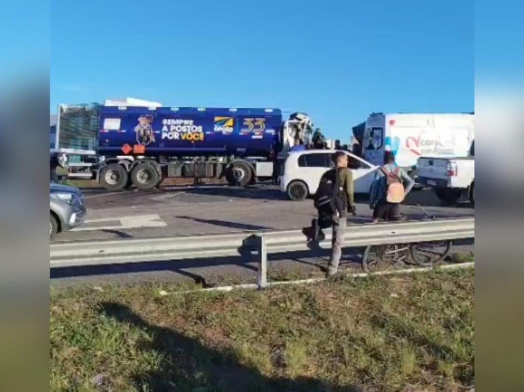 Bloqueio total: acidente com caminhão de combustível interdita BR-230 em Santa Rita, a caminho de Campina Grande