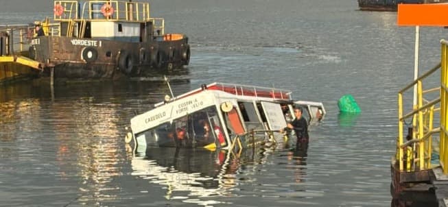 Lancha que faz a travessia Cabedelo-Costinha afunda no Rio Paraíba