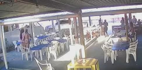 Caminhonete invade bar e deixa dois feridos, em Jacumã