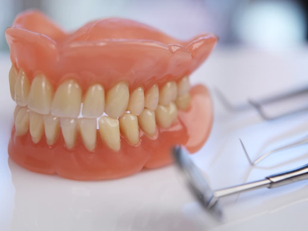 Cidade dos banguelas: Prefeitura de Caldas Brandão lança licitação para comprar R$ 500 mil em dentaduras