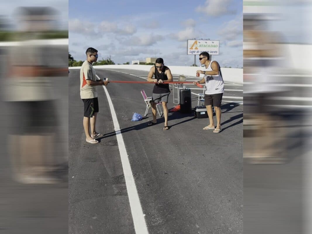 VÍDEO: inauguração 'extraoficial' do Viaduto de Água Fria tem churrasco, fogos de artifício e 'corte de faixa'