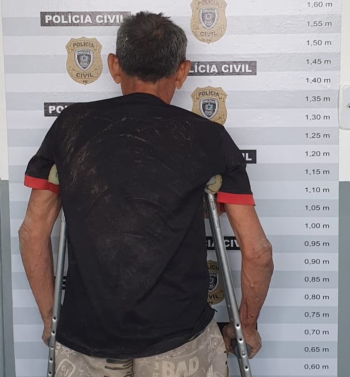 Idoso é preso suspeito de se masturbar na frente de menina em Soledade e polícia apreende "brinquedo erótico"