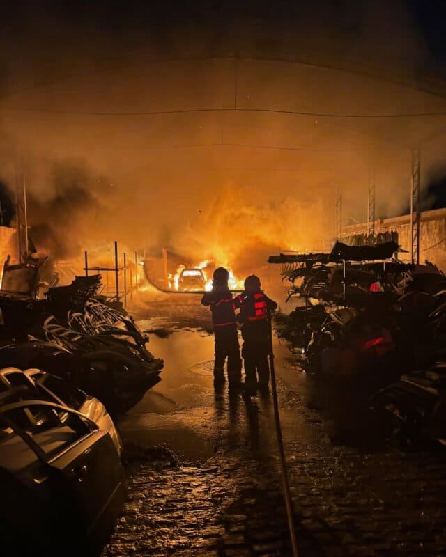 Incêndio de grandes proporções atinge oficina mecânica e fumaça escura assusta moradores de São Bento