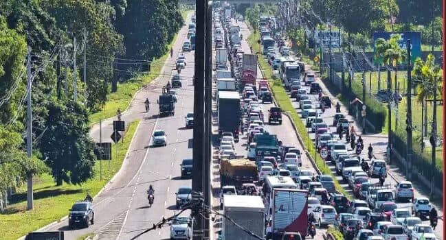 Acidente na BR-230 deixa ferido e trânsito 'travado' em Água Fria