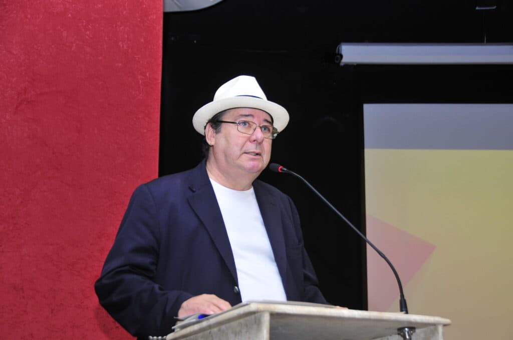 Corpo de Arthur Cunha Lima é velado na Assembleia Legislativa da Paraíba; sepultamento acontece às 15h