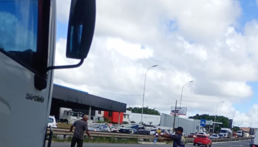 Motociclista morre esmagado por carreta na BR-101, em João Pessoa