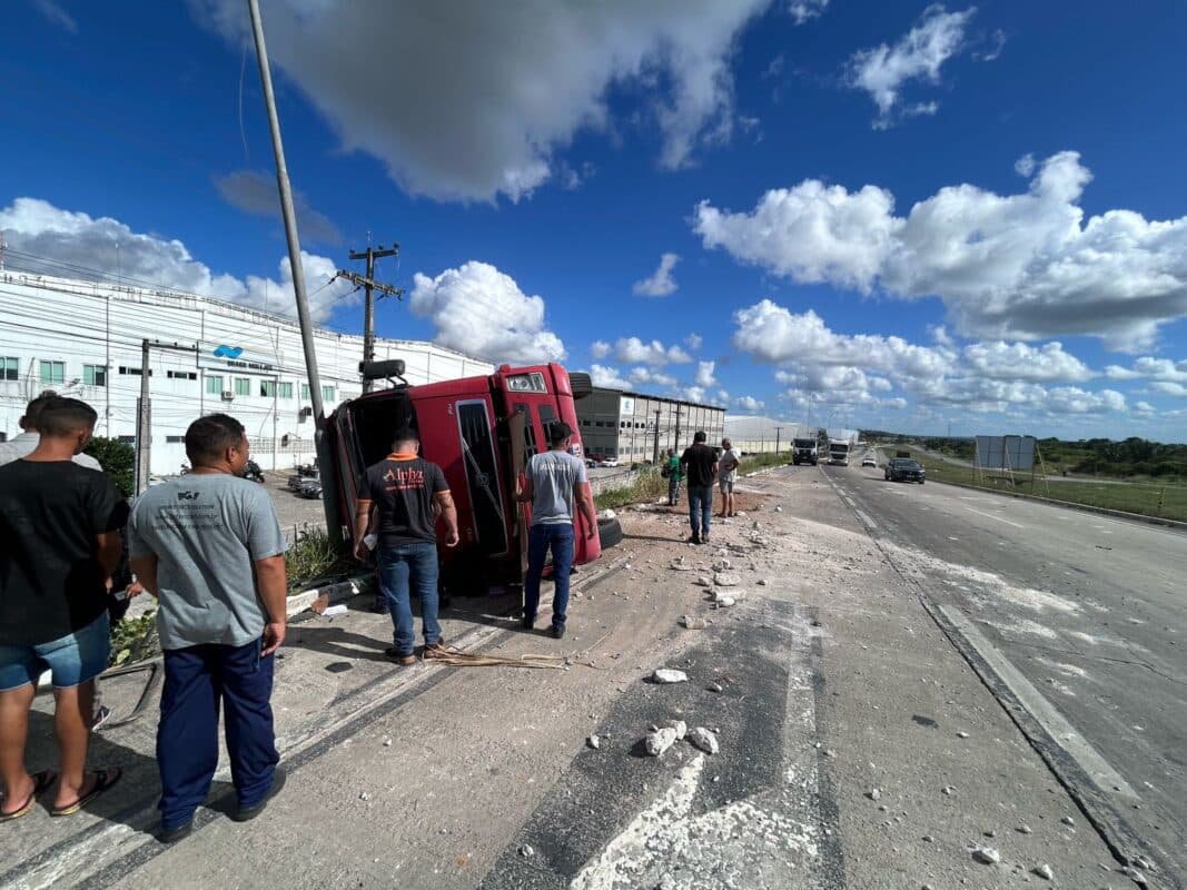 Caminhão tomba na BR-101, em Alhandra, espalha carga de areia e deixa motorista ferido