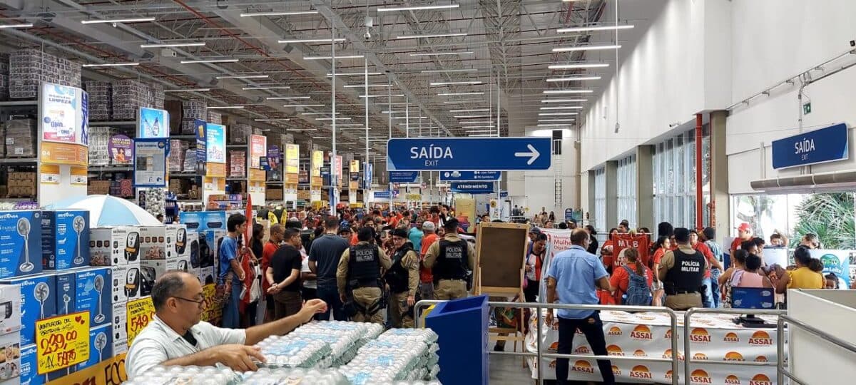 VÍDEO: movimento nacional ocupa hipermercado na avenida Epitácio Pessoa para pedir doação de cestas básicas
