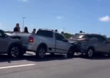 Engavetamento envolvendo seis veículos no Viaduto do Cristo deixa trânsito lento na BR-230, em João Pessoa