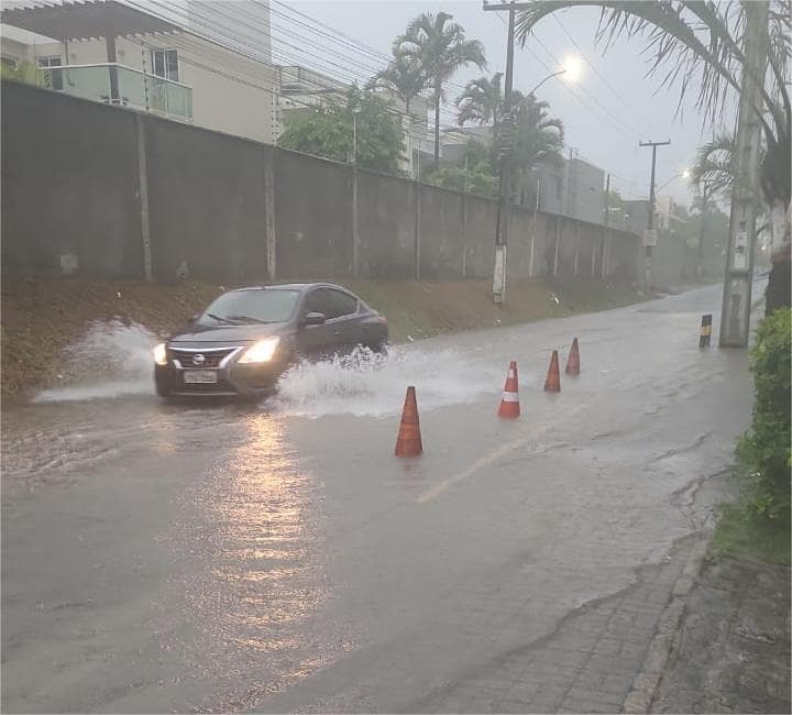 Chuvas provocam alagamentos em vias de João Pessoa; confira trechos