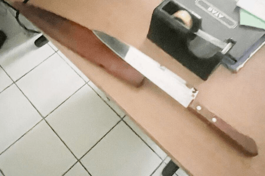 Homem é preso após tentar atacar vereador Carlão, com faca, dentro de gabinete da Câmara de João Pessoa