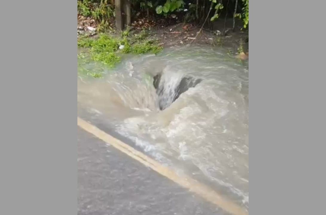 Jovem que pilotava motocicleta cai em bueiro e é resgatado dentro de mata no Cuiá, em João Pessoa