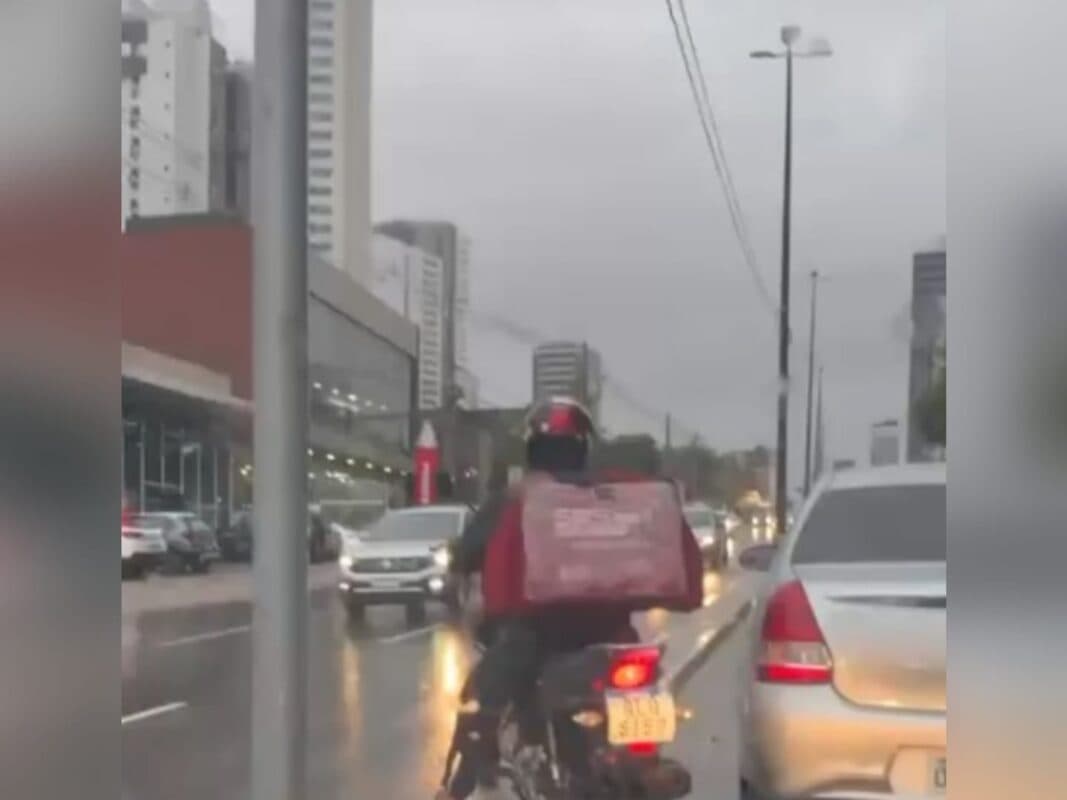 VÍDEO: motociclistas em João Pessoa desafiam leis de trânsito e invadem canteiro central na Ruy Carneiro para fazer retorno