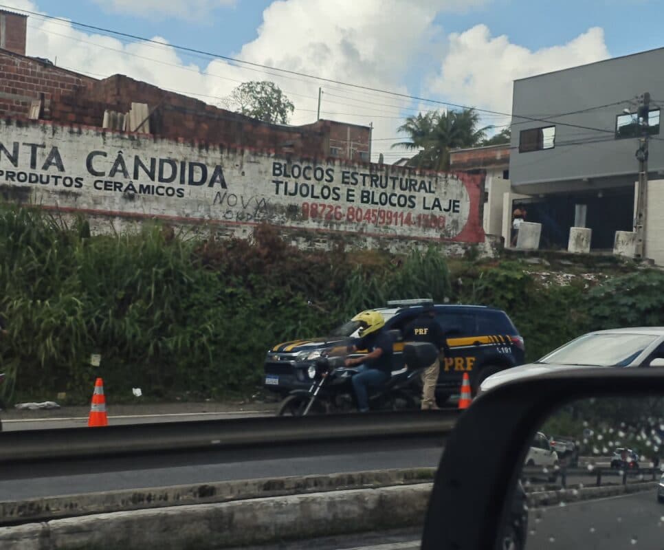 Acidente próximo à barreira do Castelo Branco provoca interdição de faixa e deixa trânsito lento na BR-230