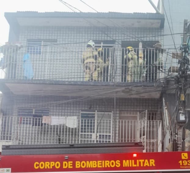 Bombeiros resgatam idosa de casa em Campina Grande após incêndio em panela de pressão